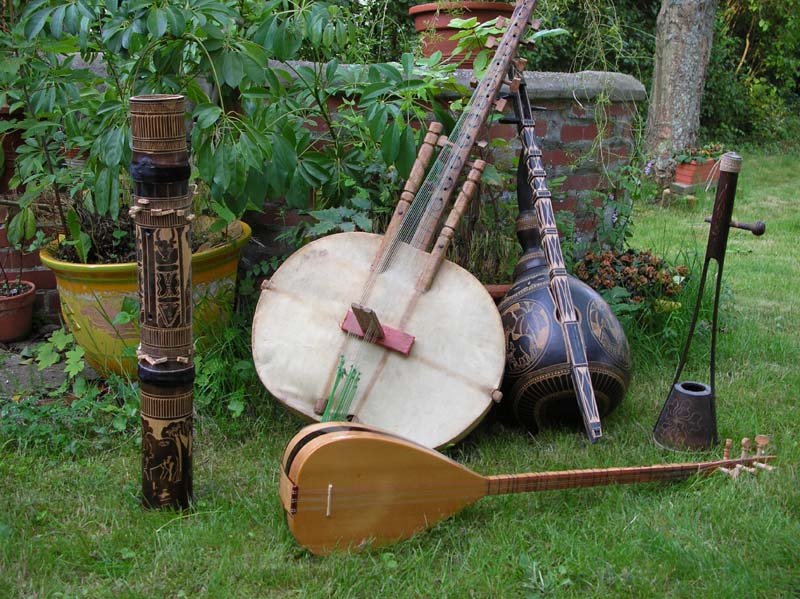 Instru de Madagascar (vahila ou un truc comme ça à gauche et une sorte de fruit avec 4 cordes tendues). Après y'a un tsass (pas sur de l'orthographe) qui vient de Tunisie  (c'est l'instru allongé) etc ... dsl me souviens plus trop leur nom :'(