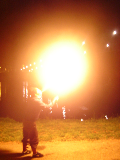 moiche qui fait une tite boule de feu.JPG
