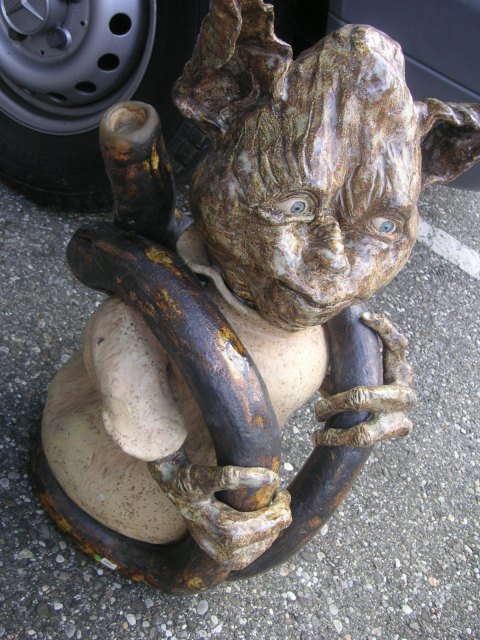 il suffit d'enlever la tete pour jouer, le son est meme sympa en plus !