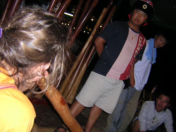 benito, accompagné au chant par les jeunes mongols