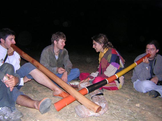 à côté de la scène