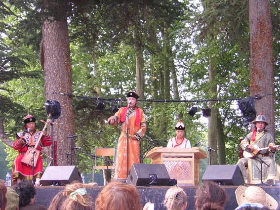 groupe mongol : g trop aimé! et c avec eux ke benito a joué au stand.