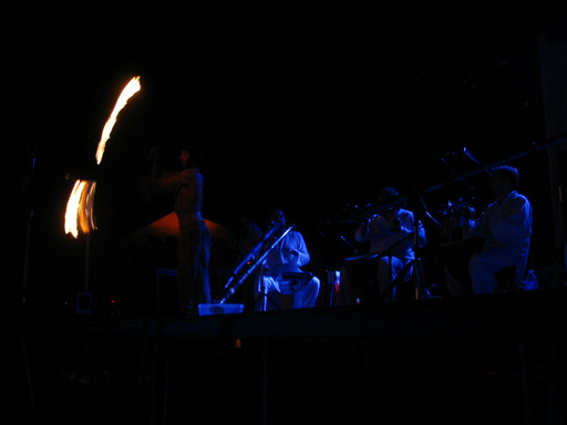 allez, viens faire un peu d'feu sur la scène!