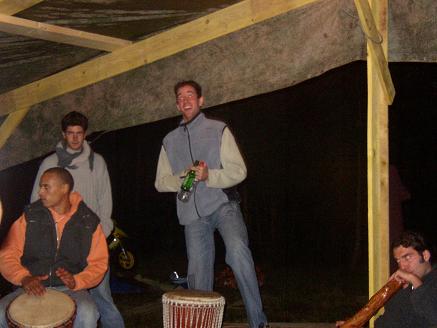 Kurungai en pleine demonstration de danse et clapsticks de heineken  lol   avec mathias et pascal