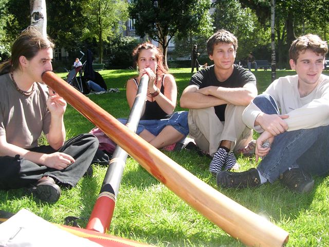 Il regarde tous sur leur gauche en se marrant... mais qui est à cette place???<br /><br /><br /><br /><br />Toooooooooooooooope!