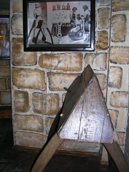 De toute façon si il y en a un qui m'em*** je l'emmène au musée de la torture!!! Et voilà ce qu'il va prendre!! Gniiiiiiiiiiiii!