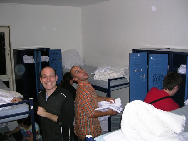 Mais bien sûûûr!!!<br />Moi je dormais dans un autre chambre avec un lit double et qui sentait ni les pieds, ni le chacal de mecs le matin!!!