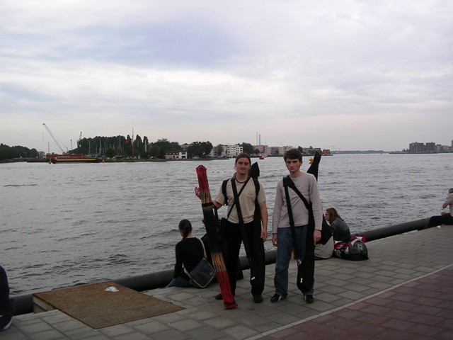Juste avant de repartir! Un coup de mer, et hop c'est reparti!!<br /><br />Qui a dit &amp;quot;les bonnes têtes de vainqueurs!!&amp;quot;???<br /><br />Rhoooooooo celui du fond va finir au musée de la torture hein!!